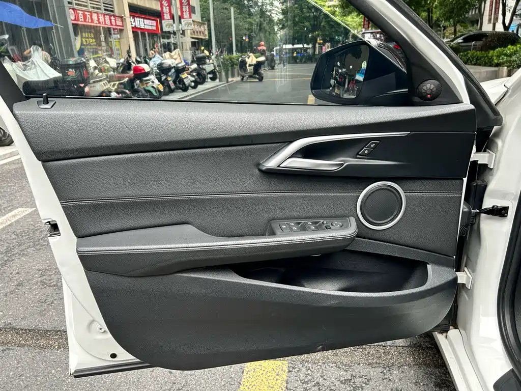BMW 1 Series 2018 — фото 9