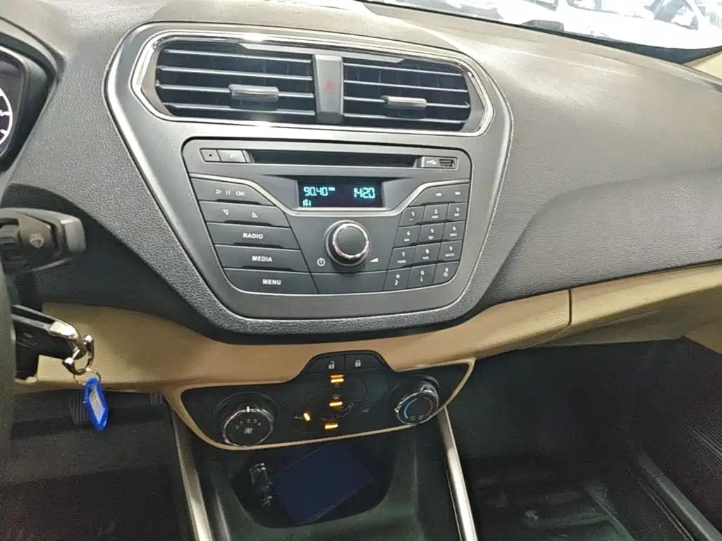 Ford Escort 2015 — фото 13