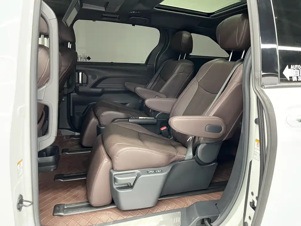 Toyota Sienna 2022 — фото 10