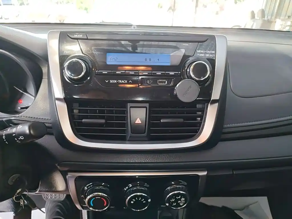 Toyota Yaris L 2018 — фото 13