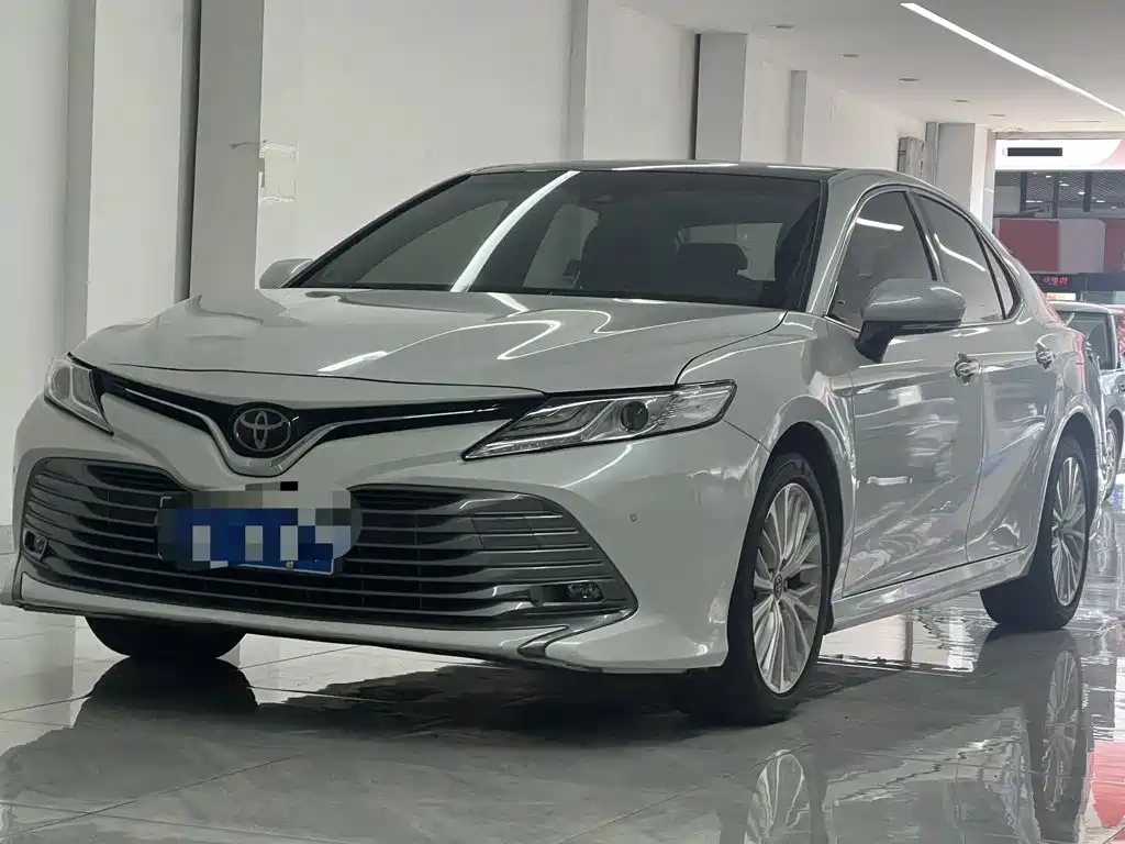 Toyota Camry 2020 — фото 1