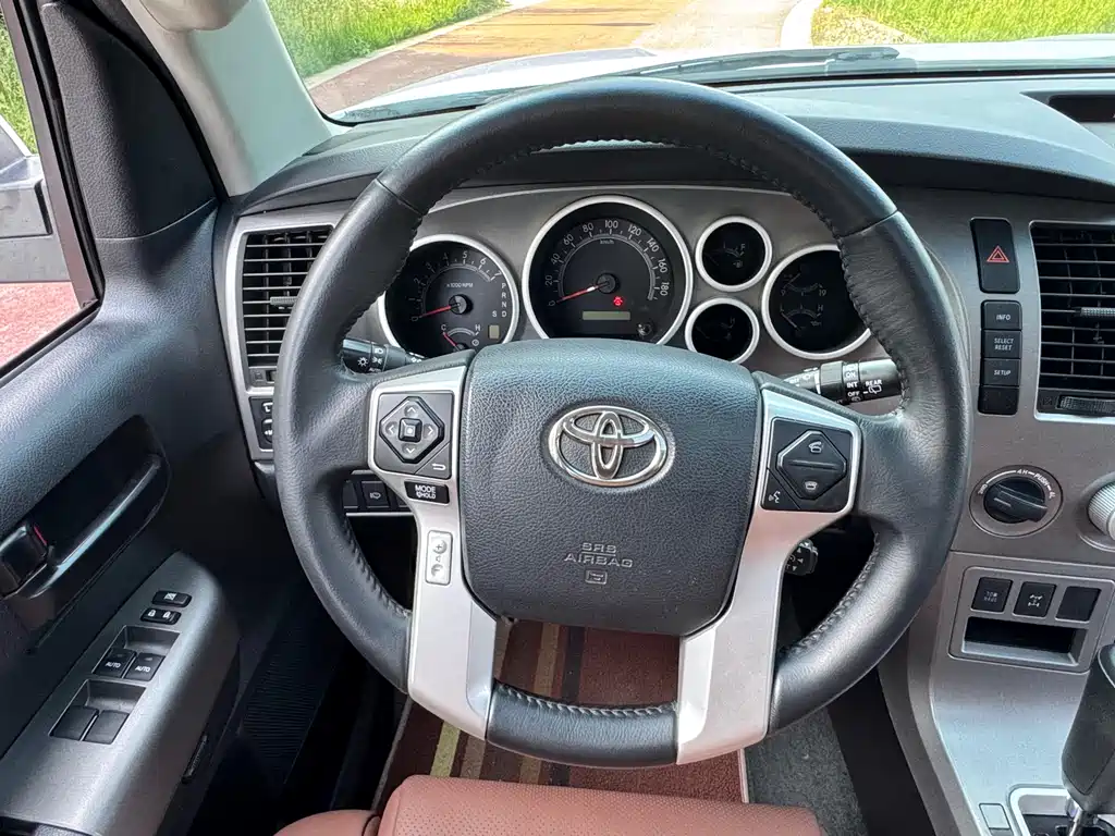 Toyota Sequoia 2016 — фото 19