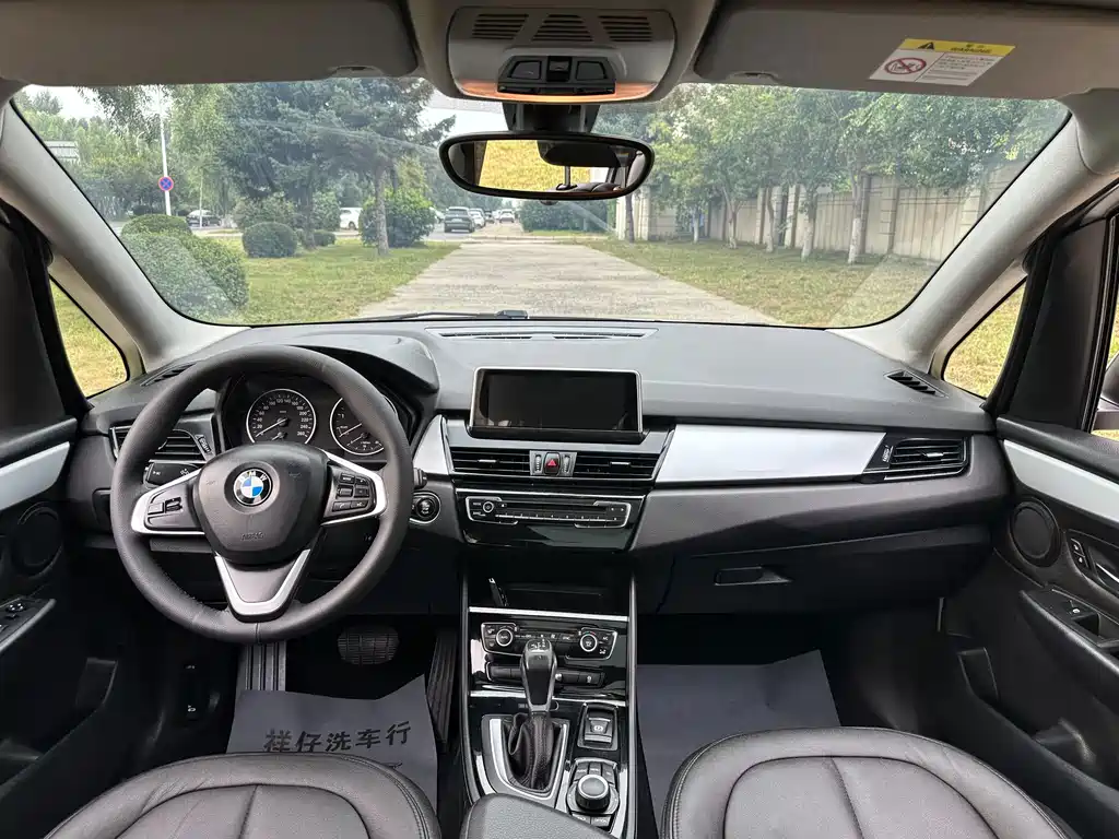 BMW 2 Series Wagon 2017 — фото 18