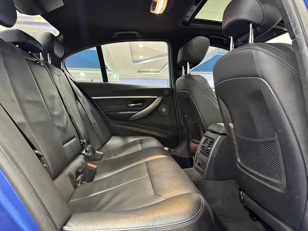 BMW 3 Series 2018 — фото 11