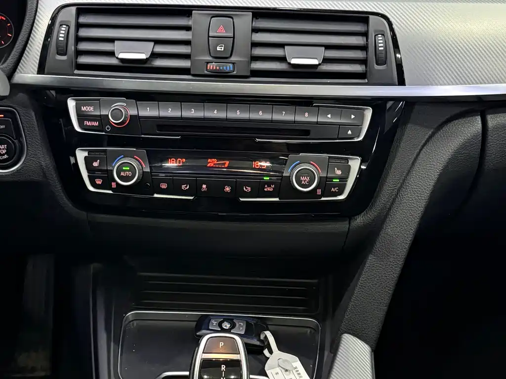 BMW 3 Series 2018 — фото 17
