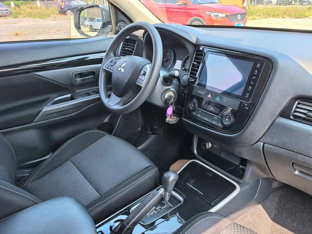 Mitsubishi Outlander 2021 — фото 12