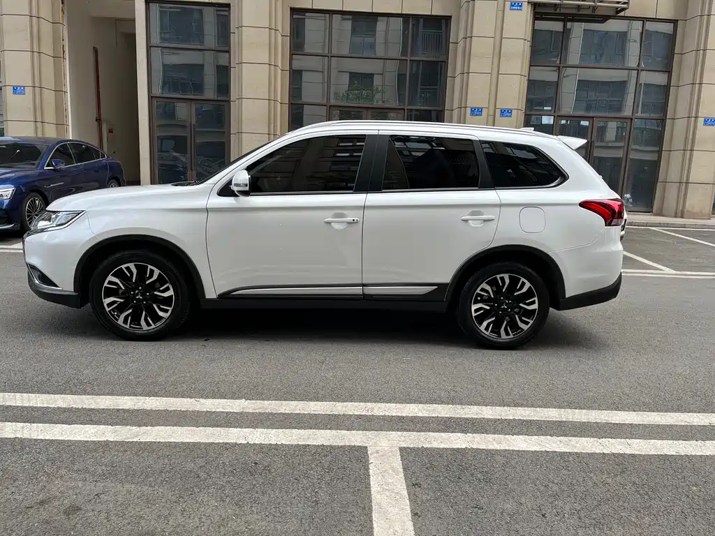 Mitsubishi Outlander 2019 — фото 7