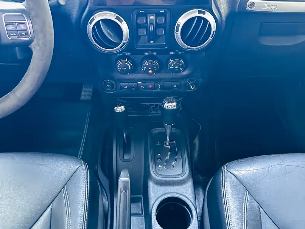 Jeep Wrangler 2015 — фото 10