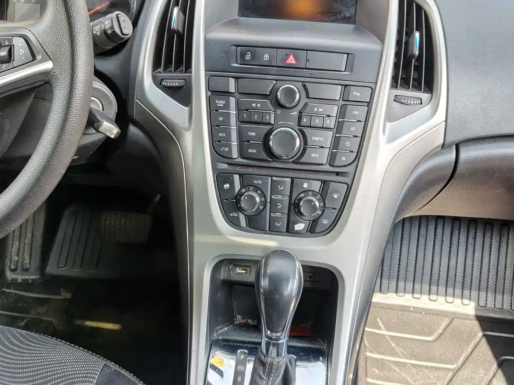 Buick Excelle 2015 — фото 9
