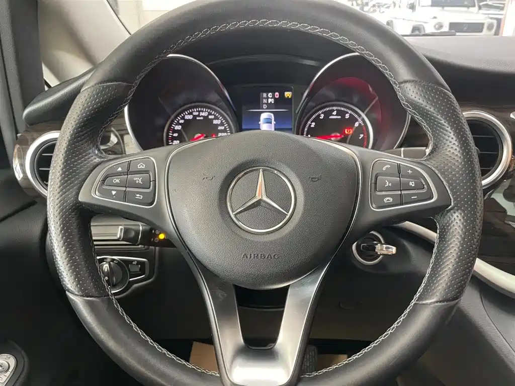 Mercedes-Benz V-Class 2018 — фото 15