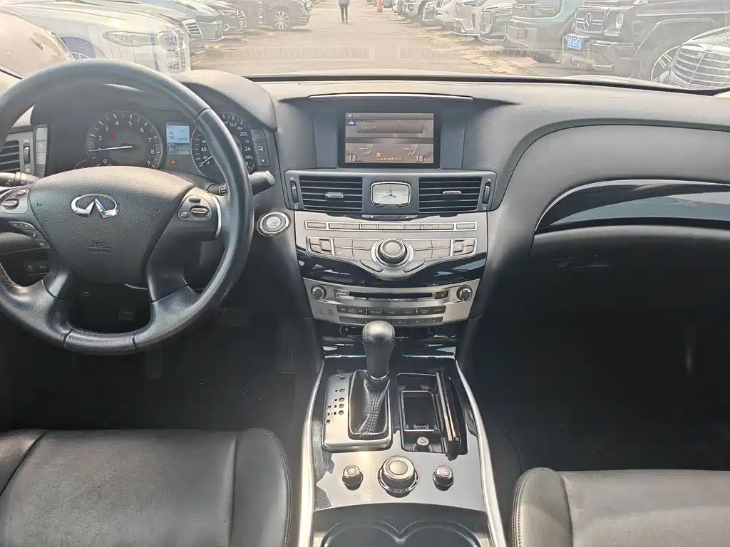 Infiniti Q70 2015
