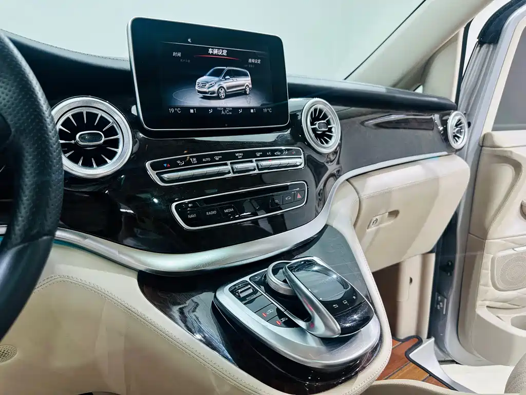 Mercedes-Benz V-Class 2016 — фото 21