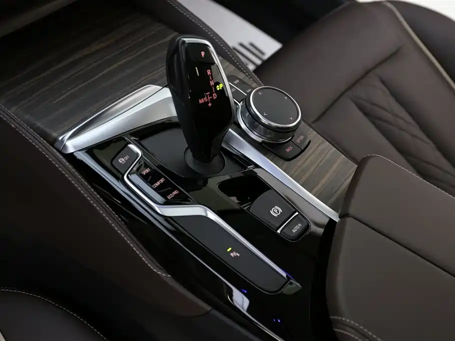 BMW 5 Series 2018 — фото 13