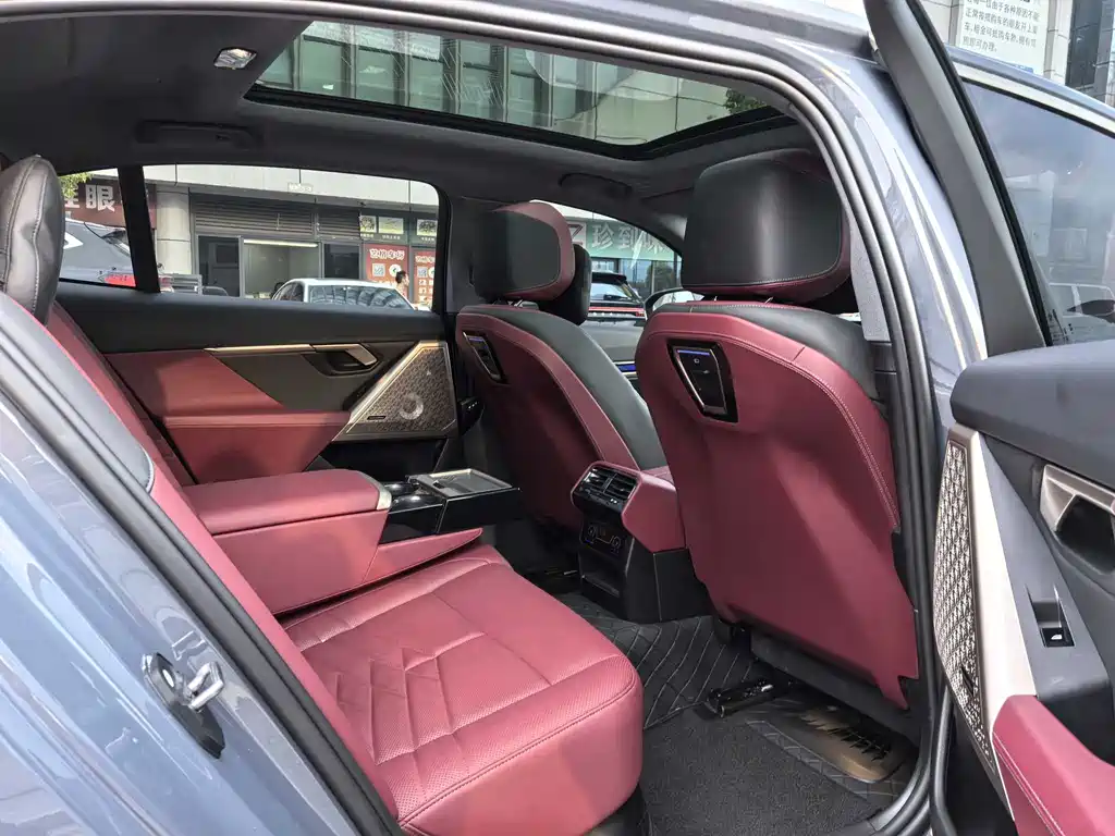 BMW 5 Series 2025 — фото 12