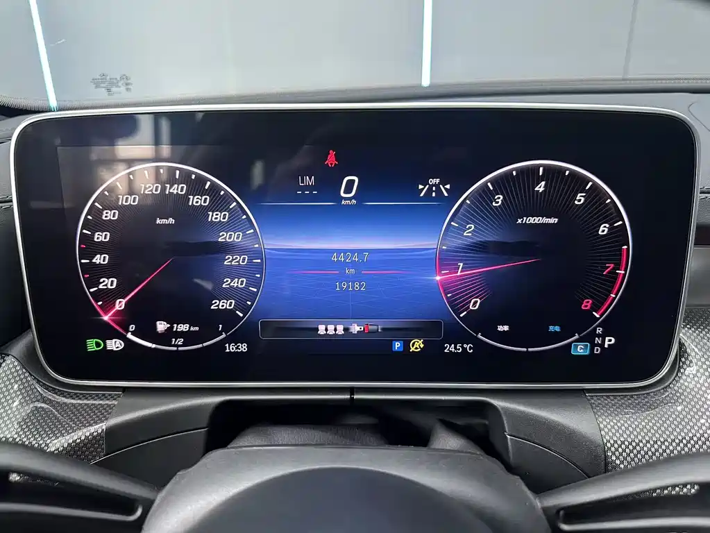 Mercedes-Benz C-Class 2024 — фото 12