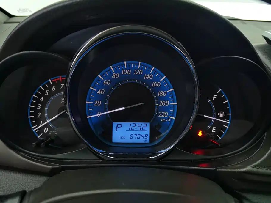 Toyota Yaris L 2015 — фото 14
