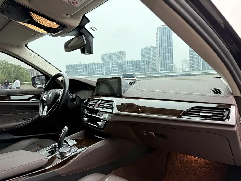 BMW 5 Series 2020 — фото 14