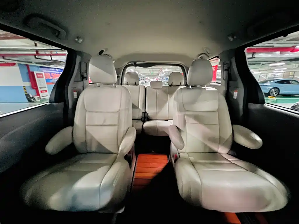 Toyota Sienna 2017 — фото 13