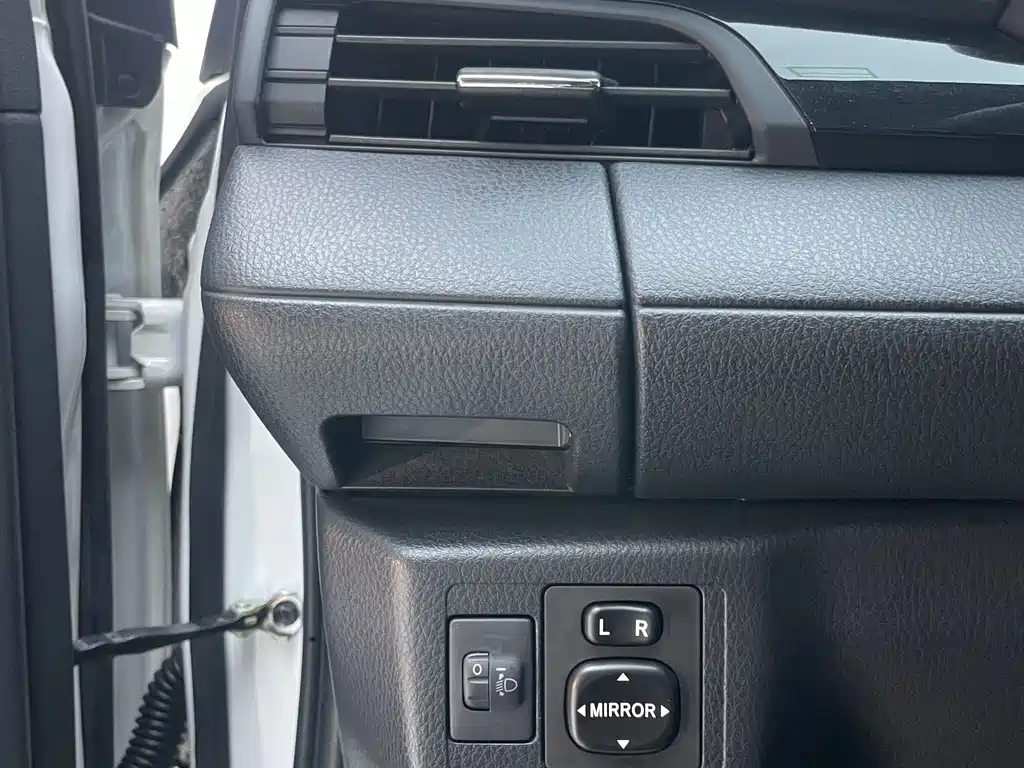 Toyota Yaris L 2023 — фото 27