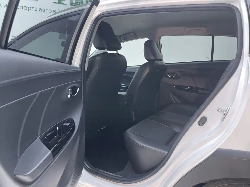 Toyota Yaris L 2023 — фото 17