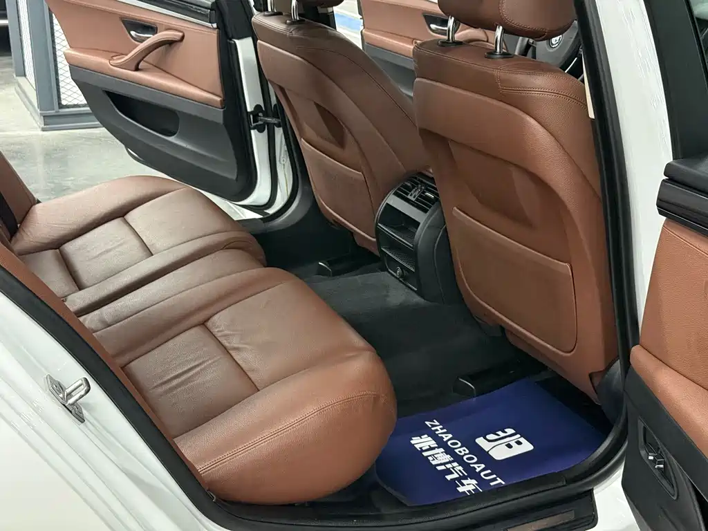 BMW 5 Series 2017 — фото 13