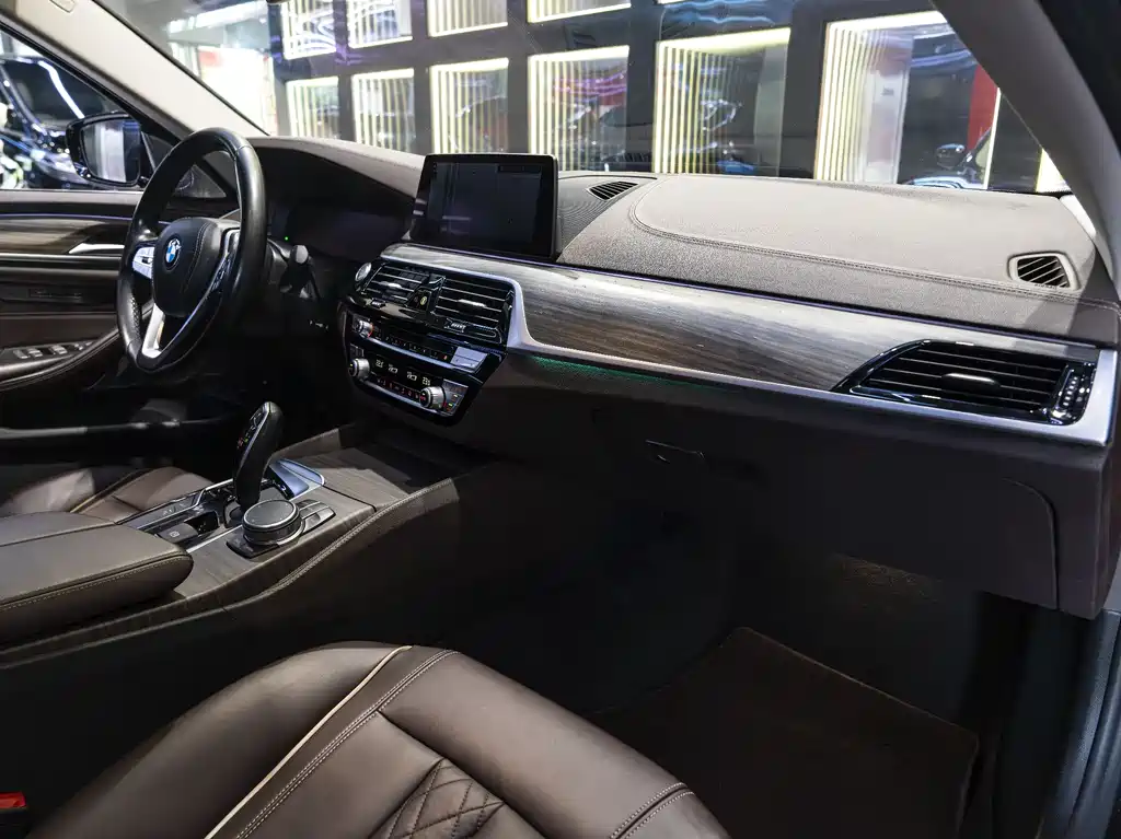 BMW 5 Series New Energy 2019 — фото 15