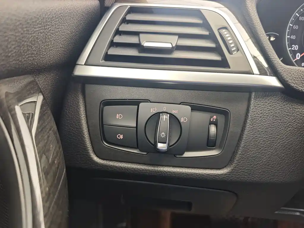 BMW 3 Series 2018 — фото 20