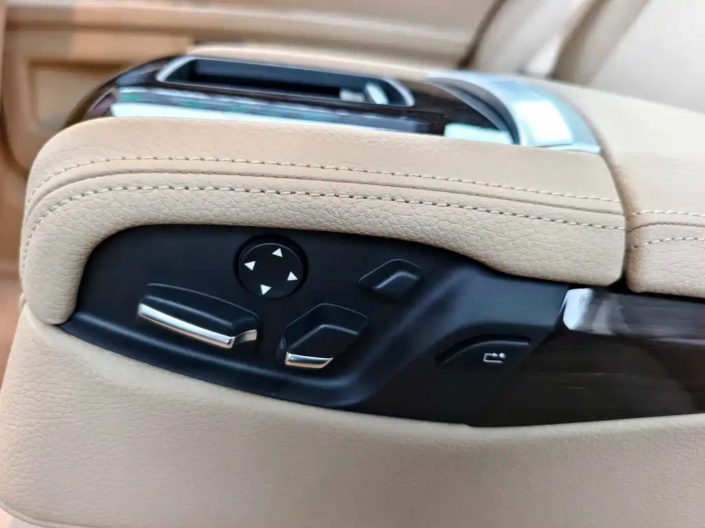 BMW 7 Series 2011 — фото 13