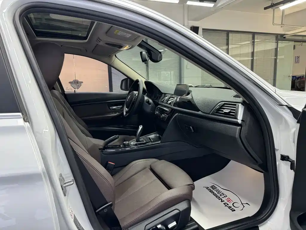 BMW 3 Series 2018 — фото 10