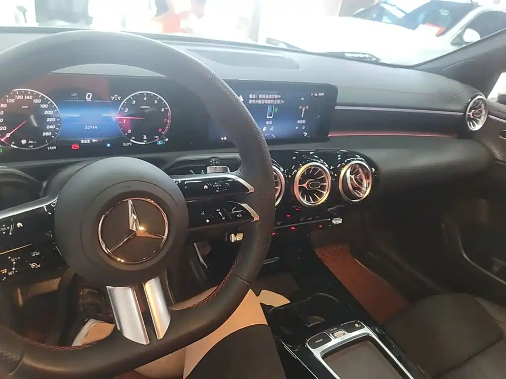 Mercedes-Benz A-Class 2024 — фото 10