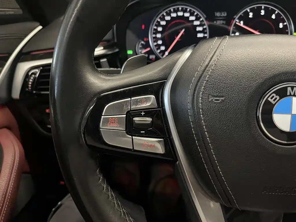 BMW 5 Series 2018 — фото 21