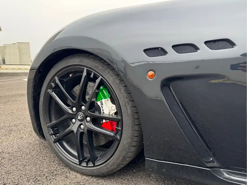 Maserati GranTurismo 2015 — фото 17