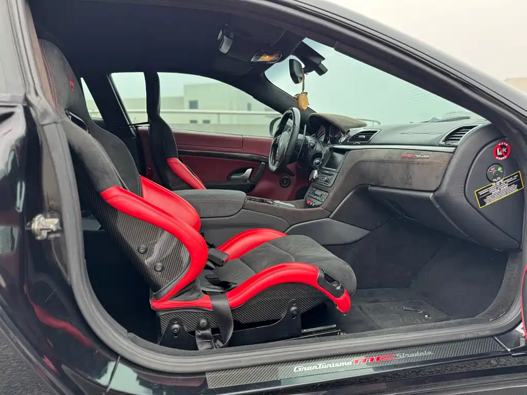 Maserati GranTurismo 2015 — фото 10
