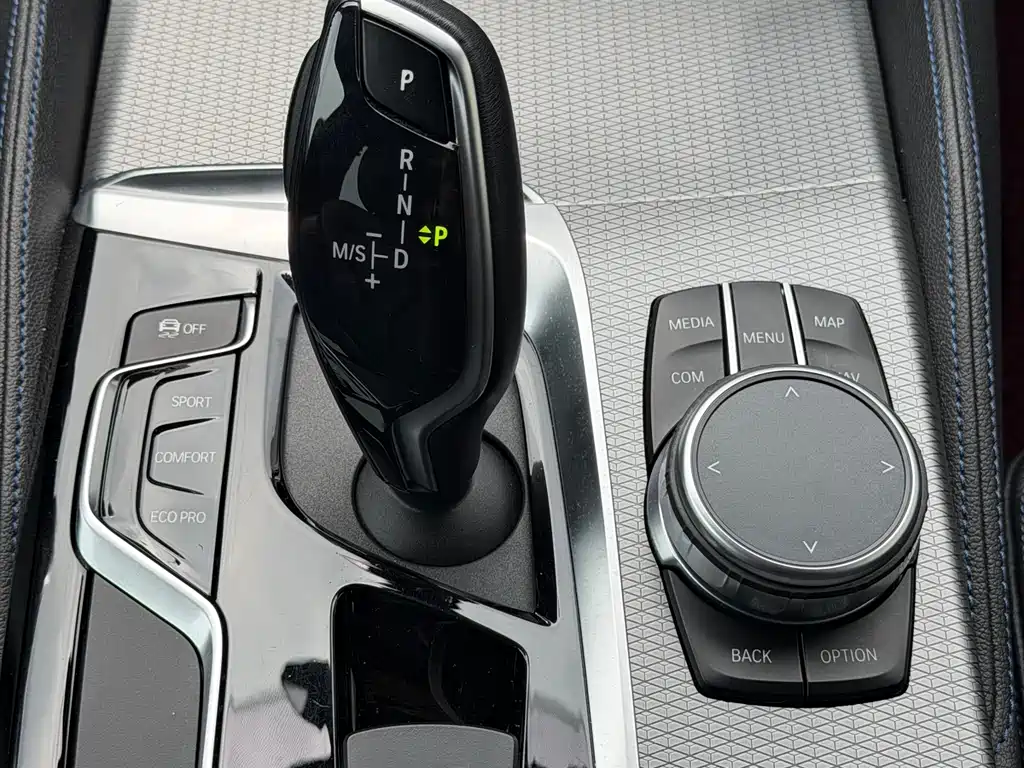 BMW 5 Series 2019 — фото 10