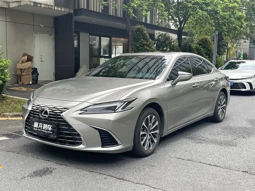 Lexus ES 2025