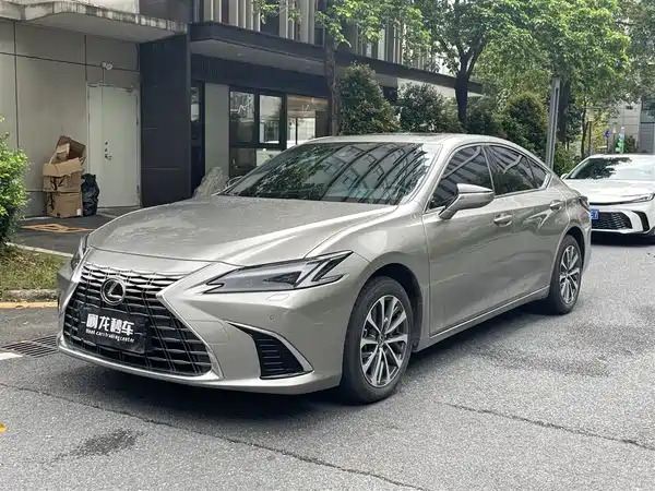 Lexus ES 2025