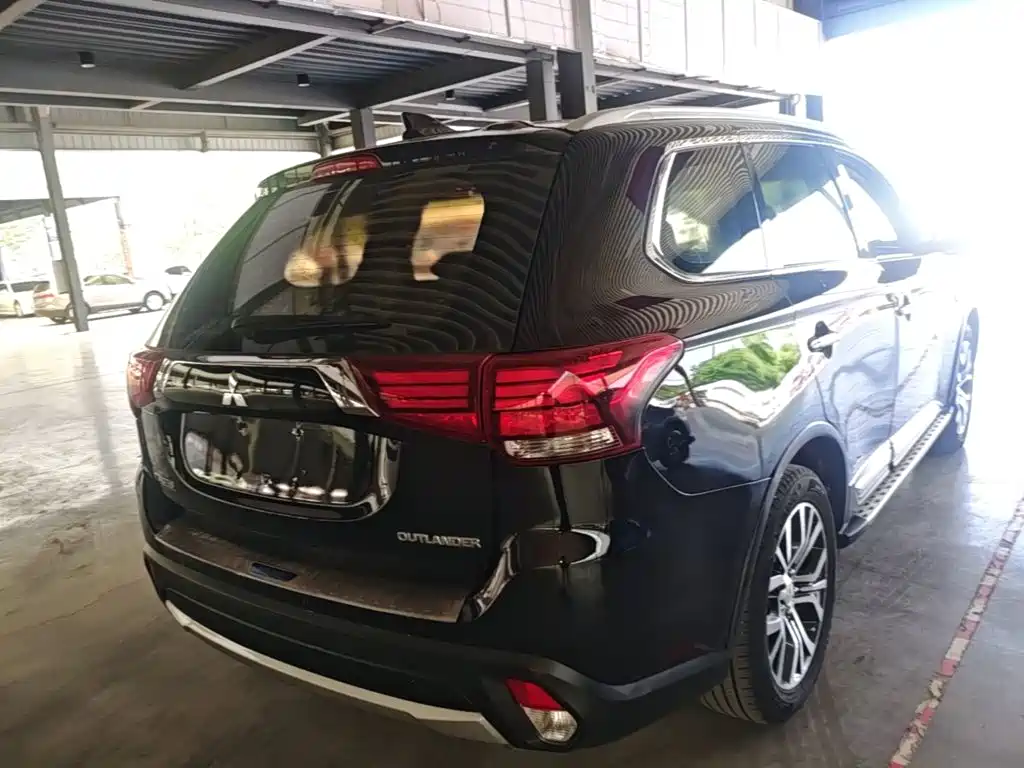 Mitsubishi Outlander 2018 — фото 5