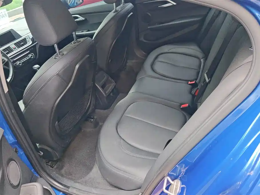 BMW 1 Series 2018 — фото 11
