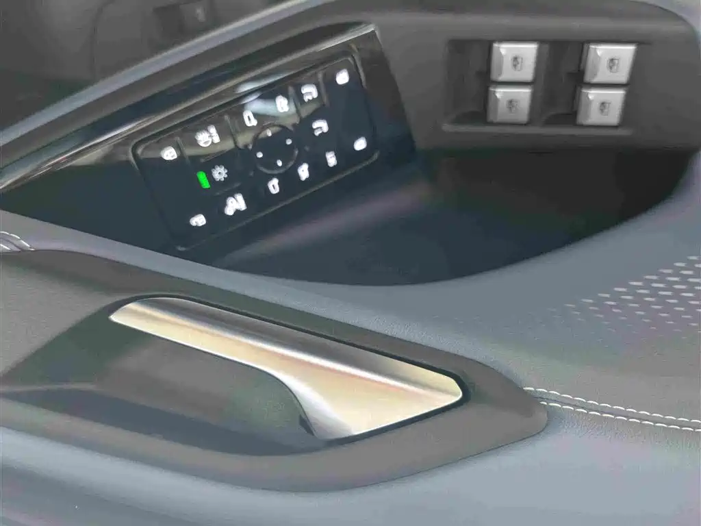Audi Q6L E-Tron 2025 — фото 12
