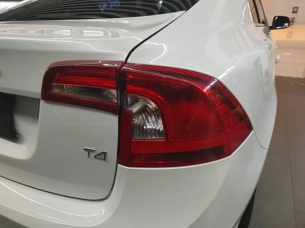 Volvo S60 2017 — фото 8