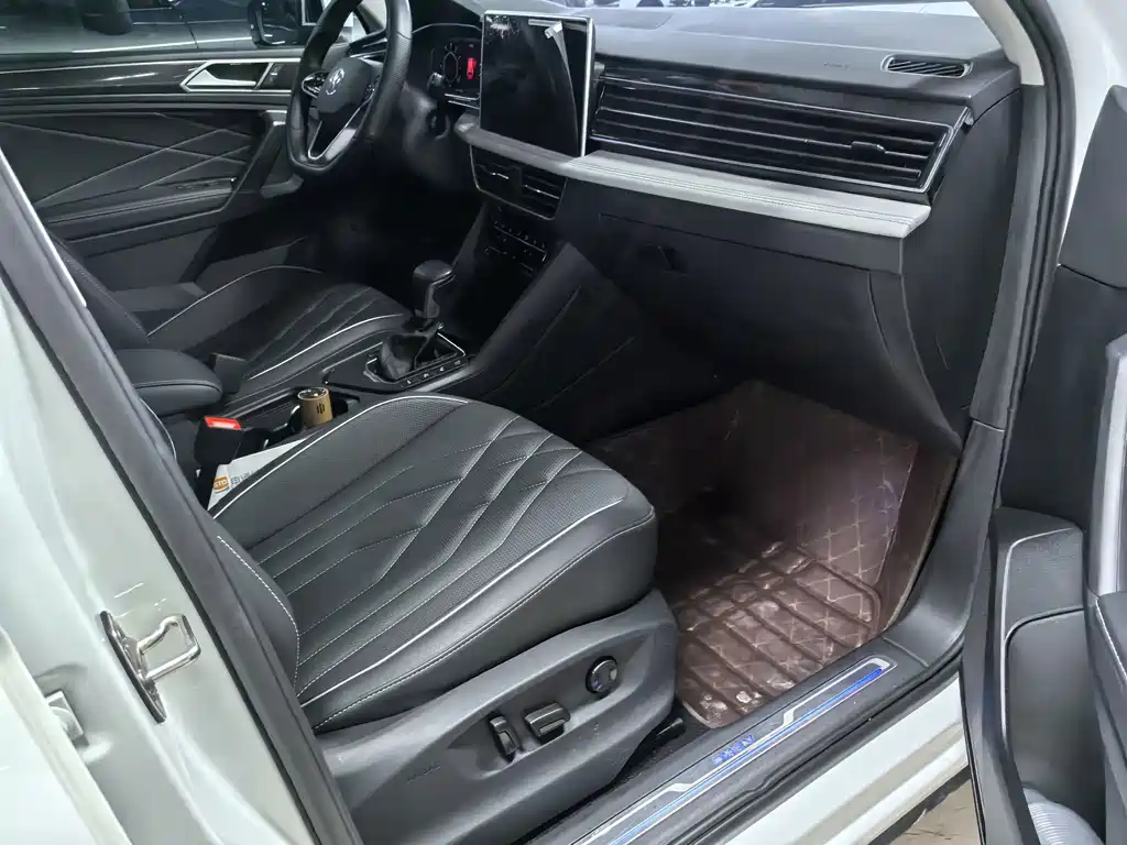 Volkswagen Tiguan L Plug-In Hybrid 2023 — фото 9