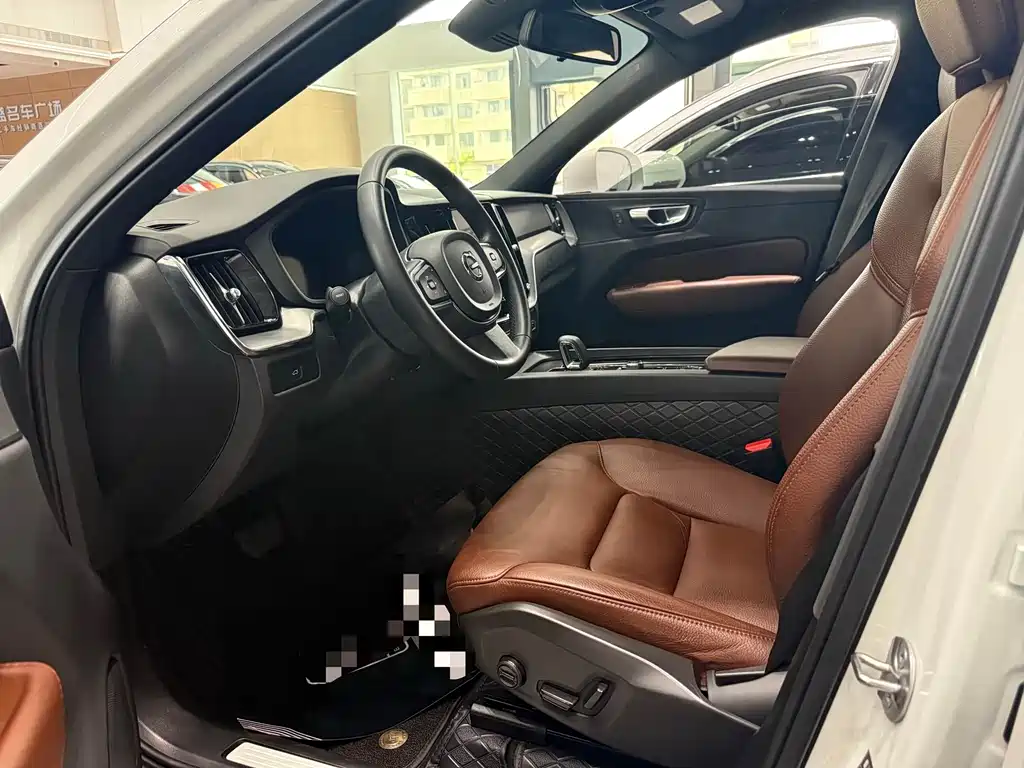 Volvo XC60 2023 — фото 4