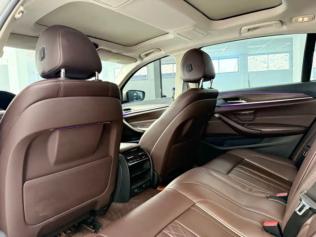 BMW 5 Series 2018 — фото 11