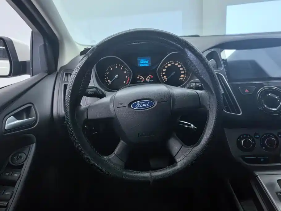 Ford Focus 2013 — фото 15