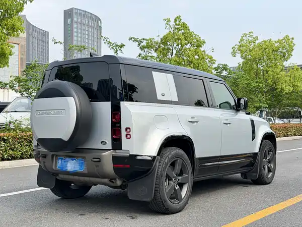 Land Rover Defender 2021