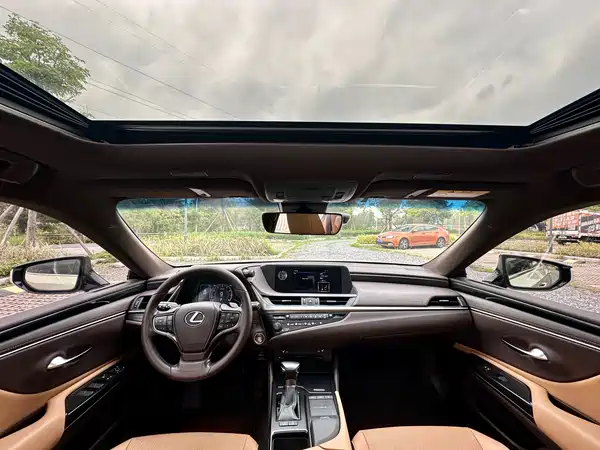 Lexus ES 2019