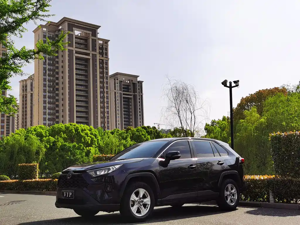 Toyota RAV4 2023 — фото 1