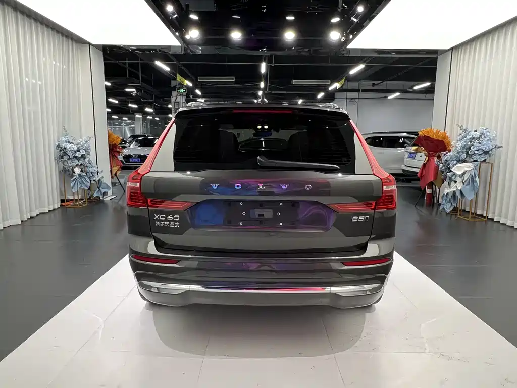 Volvo XC60 2022 — фото 10