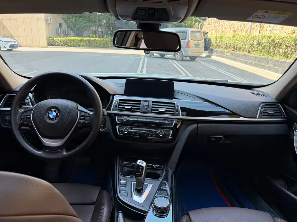 BMW 3 Series 2018 — фото 16