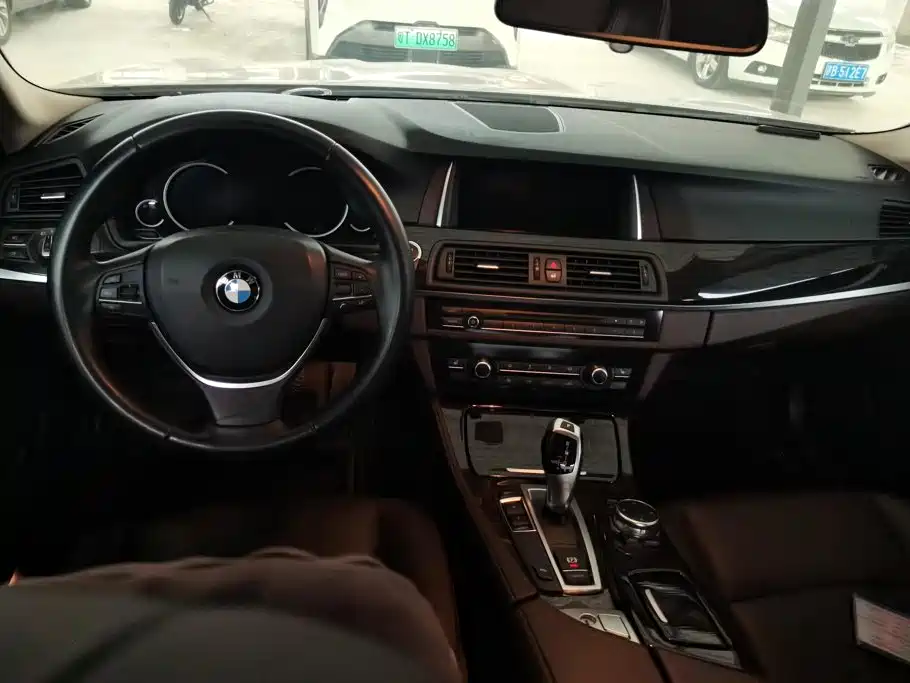 BMW 5 Series 2016 — фото 12